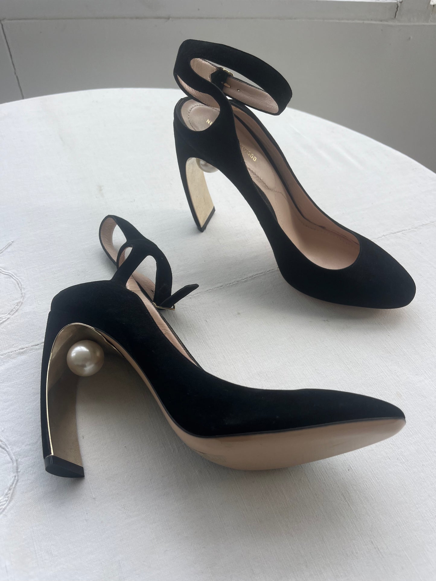 Black Suede & Pearl Nicholas Kirkwood party pumps | 40.5