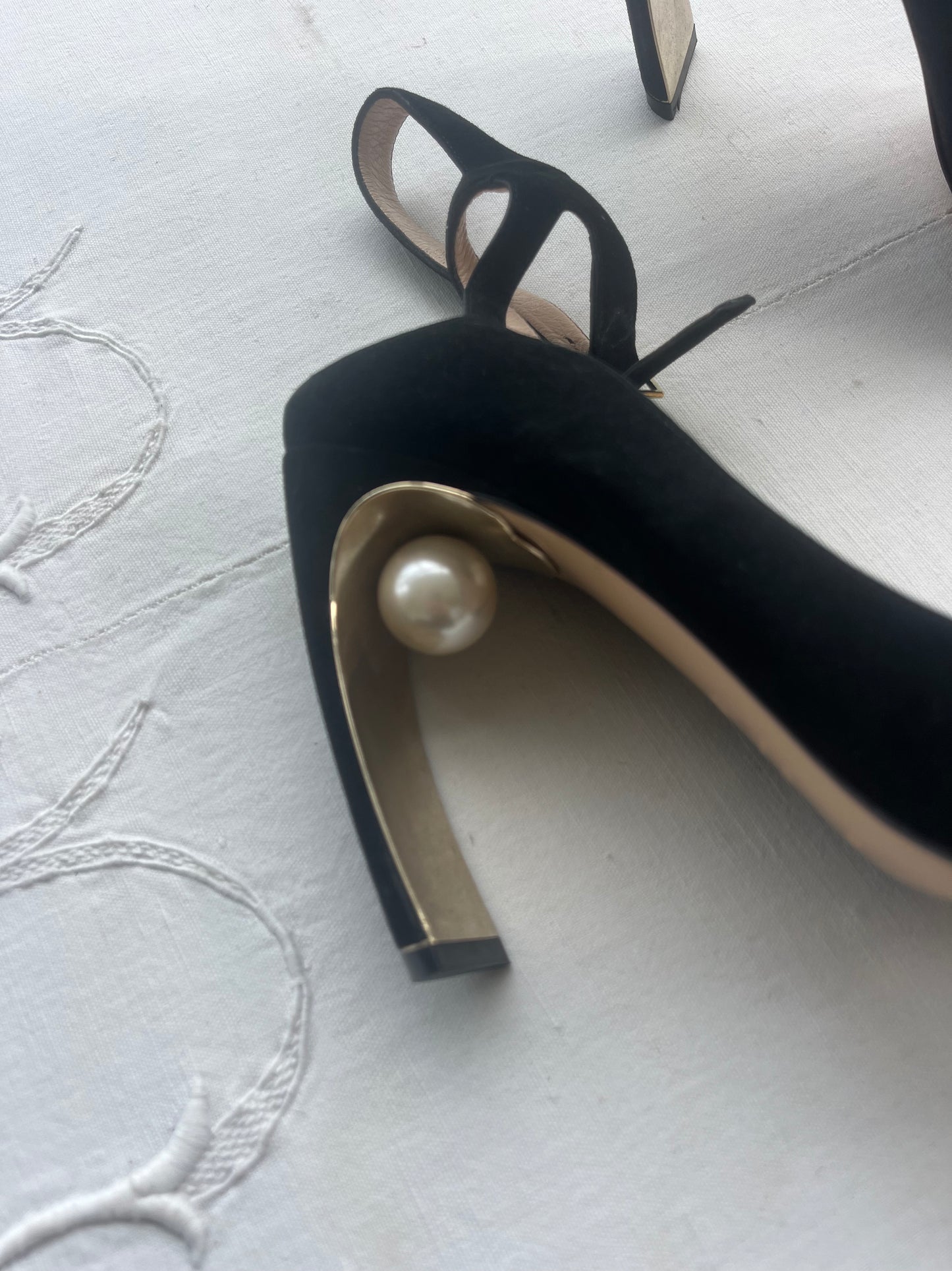 Black Suede & Pearl Nicholas Kirkwood party pumps | 40.5