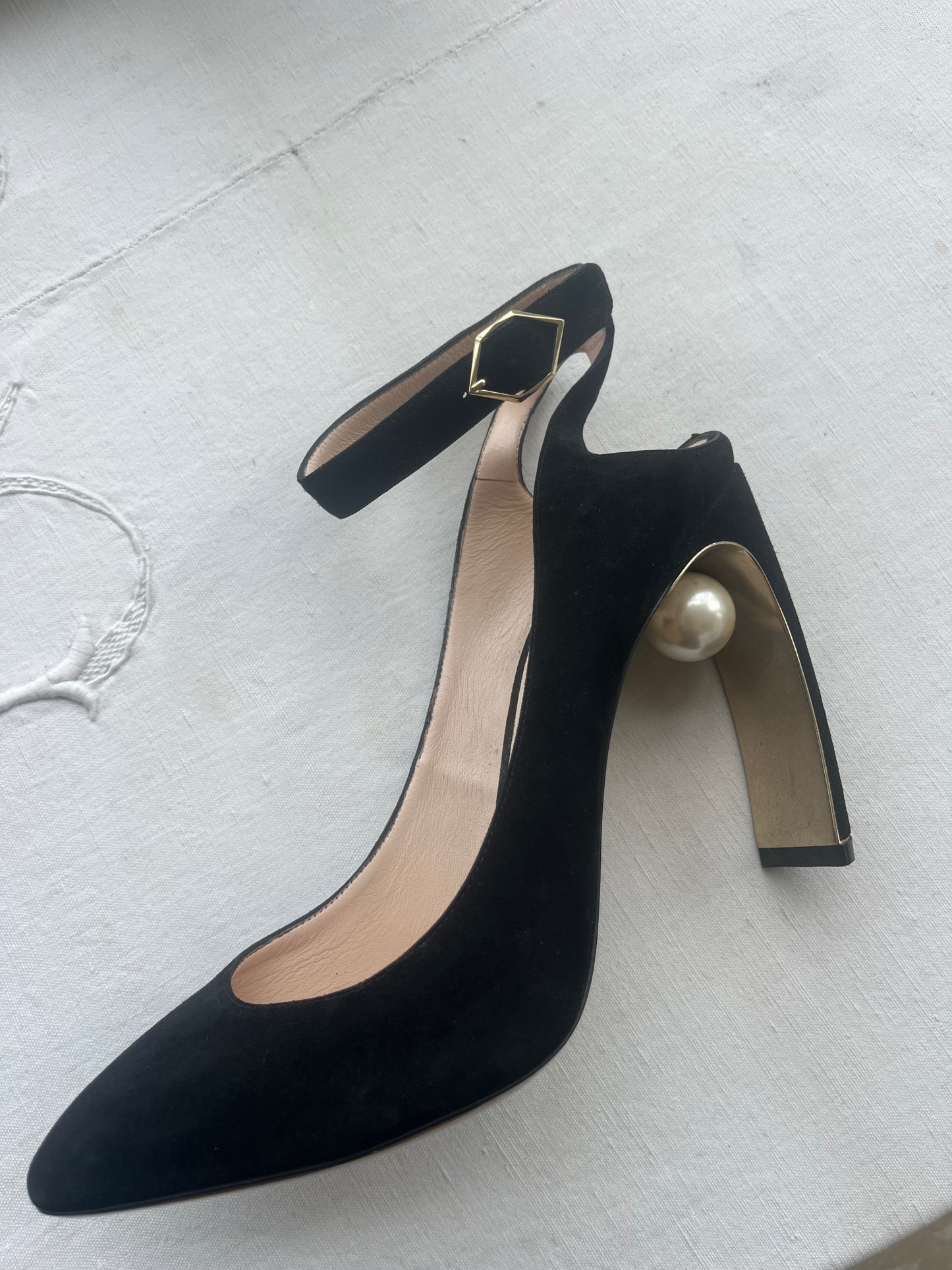 Black Suede & Pearl Nicholas Kirkwood party pumps | 40.5