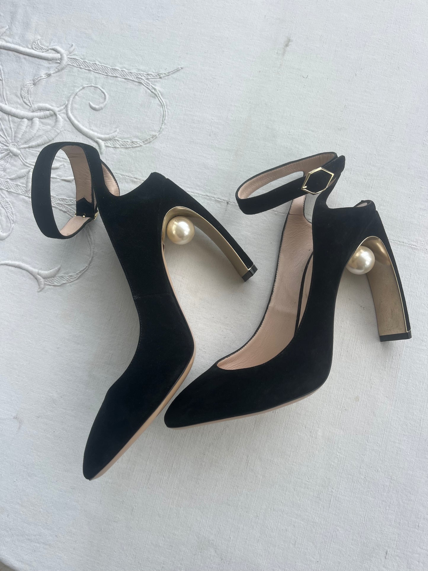 Black Suede & Pearl Nicholas Kirkwood party pumps | 40.5
